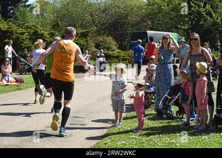 Läufer, die am 10-km-Lauf von Simplyhealth Great Birmingham teilnehmen, fahren durch den Cannon Hill Park, Edgbaston, auf dem Weg zurück ins Stadtzentrum Stockfoto