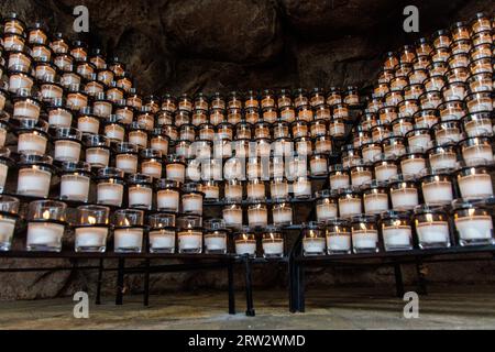 South Bend, Indiana, USA. September 2023. Notre Dame Grotto Kerzen vor dem NCAA-Fußballspiel zwischen dem Central Michigan Chippewas und den Notre Dame Fighting Irish im Notre Dame Stadium in South Bend, Indiana. John Mersits/CSM/Alamy Live News Stockfoto