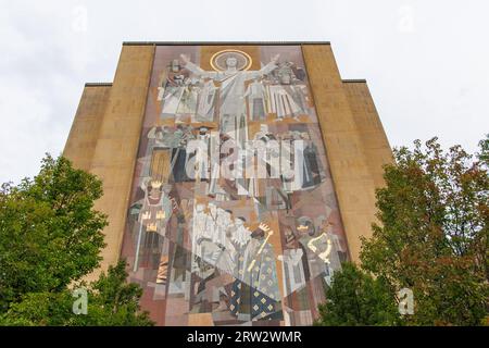 South Bend, Indiana, USA. September 2023. Hesburgh Library vor dem NCAA-Fußballspiel zwischen dem Central Michigan Chippewas und den Notre Dame Fighting Irish im Notre Dame Stadium in South Bend, Indiana. John Mersits/CSM/Alamy Live News Stockfoto