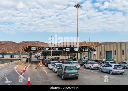 Personenkraftwagen im Hafen von Almería, nachdem sie von einer marokkanischen Fähre ausgestiegen sind und auf die Zollkontrolle gewartet haben, um Zugang zur Europäischen Gemeinschaft zu erhalten. Stockfoto