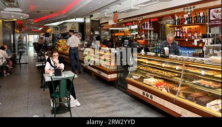 Im Inneren des Cafés Mengos, mit Schränken voller leckerer Süßigkeiten und Gebäck im Zentrum von Porto, Portugal Stockfoto