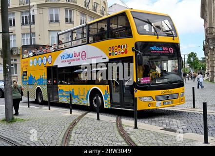 Sightseeing-Bus. Gelber Bus Offizielle Hop-on-Hop-off-Besichtigungstour in der Stadt Porto, Portugal Stockfoto