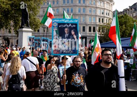 Iranische Demonstranten werden während der Demonstration zum Gedenken an den Tod von Mahsa Amini unter der Regierung der Islamischen Republik Iran mit einem Porträt von Reza Pahlavi, Kronprinz von Iran, und Mahsa Amini gesehen. Iraner und ihre Unterstützer versammelten sich auf dem Trafalgar-Platz, um eines Jahres des Todes von Mahsa Amini zu gedenken, einer 22-jährigen iranischen Frau, die wenige Tage nach ihrer Verhaftung durch die religiöse Polizei starb, weil sie angeblich gegen die strenge Kleiderordnung verstoßen hatte (ohne den Hijab zu tragen). (Foto von Hesther ng/SOPA Images/SIPA USA) Stockfoto