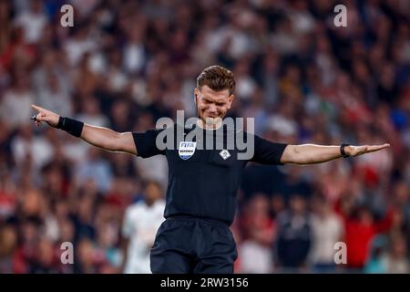 Eindhoven, Niederlande. September 2023. EINDHOVEN, NIEDERLANDE - 16. SEPTEMBER: Schiedsrichter Joey Kooij reagiert während des niederländischen Eredivisie-Spiels zwischen PSV und NEC im Philips Stadion am 16. September 2023 in Eindhoven, Niederlande. (Foto: Boer van den Boom/Orange Pictures) Credit: Orange Pics BV/Alamy Live News Stockfoto