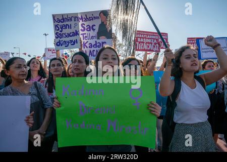 Kadikoy, Istanbul, Türkei. September 2023. Die Menschen nehmen an der Kundgebung in Istanbul am Jahrestag des Todes von Mahsa Amini Teil. Mahsa Amini wurde am 13. September 2022 von der Moralpolizei verhaftet, die die Umsetzung der Verhüllungsregeln überwachte, mit der Begründung, dass ihr Schleier nicht den Regeln entsprach. Mahsa Amini fiel ins Koma und starb während der Haft in Teheran am 16 Â. SeptemberÂ 2022. (Bild: © Tolga Uluturk/ZUMA Press Wire) NUR REDAKTIONELLE VERWENDUNG! Nicht für kommerzielle ZWECKE! Stockfoto