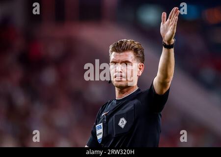 Eindhoven, Niederlande. September 2023. EINDHOVEN, NIEDERLANDE - 16. SEPTEMBER: Schiedsrichter Joey Kooij reagiert während des niederländischen Eredivisie-Spiels zwischen PSV und NEC im Philips Stadion am 16. September 2023 in Eindhoven, Niederlande. (Foto: Boer van den Boom/Orange Pictures) Credit: Orange Pics BV/Alamy Live News Stockfoto