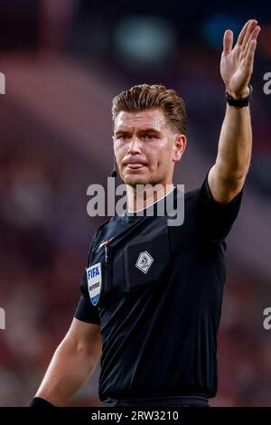 Eindhoven, Niederlande. September 2023. EINDHOVEN, NIEDERLANDE - 16. SEPTEMBER: Schiedsrichter Joey Kooij reagiert während des niederländischen Eredivisie-Spiels zwischen PSV und NEC im Philips Stadion am 16. September 2023 in Eindhoven, Niederlande. (Foto: Boer van den Boom/Orange Pictures) Credit: Orange Pics BV/Alamy Live News Stockfoto