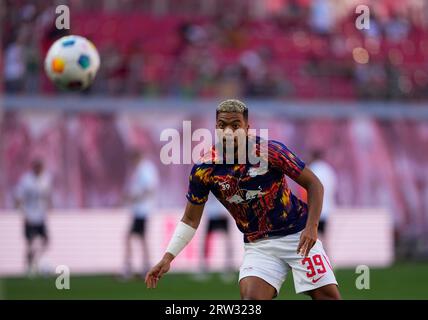 Red Bull Arena, Leipzig, Deutschland. September 2023. Benjamin Henrichs (RB Leipzig) führt eine 1. Bundesligaspiel RB Leipzig gegen FC Augsburg in der Red Bull Arena in Leipzig. Kim Price/CSM (Bild: © Kim Price/Cal Sport Media). Quelle: csm/Alamy Live News Stockfoto