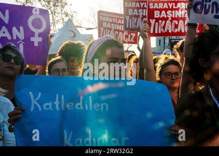 Kadikoy, Istanbul, Türkei. September 2023. Eine Frau reagiert auf eine Kundgebung, die in Istanbul anlässlich des Todestages von Mahsa Amini abgehalten wurde. Mahsa Amini wurde am 13. September 2022 von der Moralpolizei verhaftet, die die Umsetzung der Verhüllungsregeln überwachte, mit der Begründung, dass ihr Schleier nicht den Regeln entsprach. Mahsa Amini geriet in ein Koma und starb am 16. September 2022 in Teheran, Iran. (Bild: © Tolga Uluturk/ZUMA Press Wire) NUR REDAKTIONELLE VERWENDUNG! Nicht für kommerzielle ZWECKE! Stockfoto