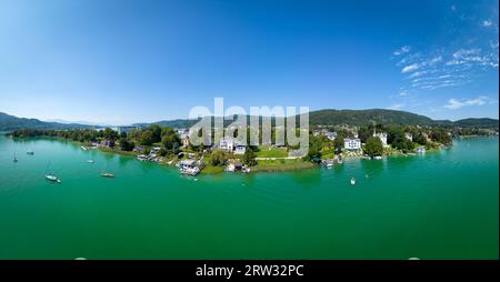 Luftaufnahme des berühmten touristischen Ortes Poertschach am Worthersee in Kärnten, Südösterreich im Sommer. Stockfoto