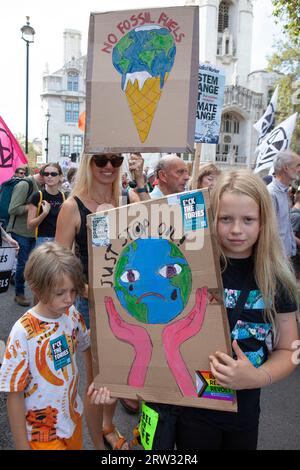 London, Großbritannien. September 2023. Die Extinction Rebellion am Parliament Square in London schließt sich einem internationalen Protest gegen fossile Brennstoffe an. Die britischen Proteste konzentrieren sich auf britische Themen wie die Rosebank-Kohlengrube und fordern die konservative Regierung auf, keine neuen Ölbohrlizenzen auszustellen. Die Roten Rebellen führten den friedlichen marsch von Victoria zum Parlament. Quelle: Anna Watson/Alamy Live News Stockfoto