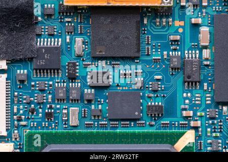 Das Innere eines elektronischen Geräts, das die Halbleiterplatine, den Chip und verschiedene Teile zeigt. Stockfoto