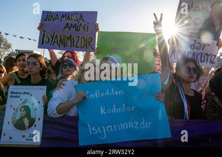 Kadikoy, Istanbul, Türkei. September 2023. Frauen reagieren auf die Kundgebung in Istanbul zum Todestag von Mahsa Amini. Mahsa Amini wurde am 13. September 2022 von der Moralpolizei verhaftet, die die Umsetzung der Verhüllungsregeln überwachte, mit der Begründung, dass ihr Schleier nicht den Regeln entsprach. Mahsa Amini geriet in ein Koma und starb am 16. September 2022 in Teheran, Iran. (Bild: © Tolga Uluturk/ZUMA Press Wire) NUR REDAKTIONELLE VERWENDUNG! Nicht für kommerzielle ZWECKE! Stockfoto
