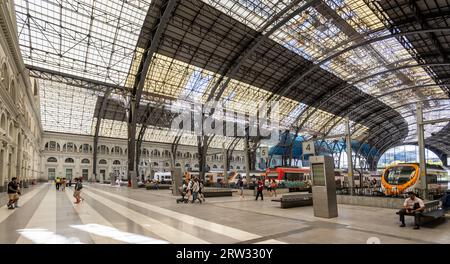 Züge am Bahnsteig des Bahnhofs Barcelona Franca in Barcelona, Spanien am 28. August 2023 Stockfoto