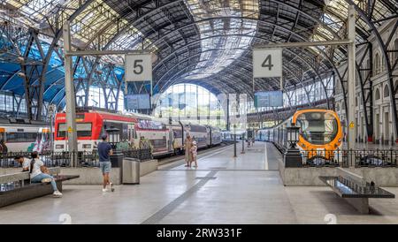 Züge am Bahnsteig des Bahnhofs Barcelona Franca in Barcelona, Spanien am 28. August 2023 Stockfoto