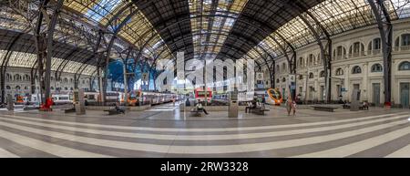 Panorama der Züge an den Bahnsteigen des Bahnhofs Barcelona Franca in Barcelona, Spanien am 28. August 2023 Stockfoto