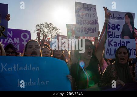 Kadikoy, Istanbul, Türkei. September 2023. Frauen brüllen Parolen auf der Kundgebung in Istanbul zum Jahrestag des Todes von Mahsa Amini. Mahsa Amini wurde am 13. September 2022 von der Moralpolizei verhaftet, die die Umsetzung der Verhüllungsregeln überwachte, mit der Begründung, dass ihr Schleier nicht den Regeln entsprach. Mahsa Amini geriet in ein Koma und starb am 16. September 2022 in Teheran, Iran. (Bild: © Tolga Uluturk/ZUMA Press Wire) NUR REDAKTIONELLE VERWENDUNG! Nicht für kommerzielle ZWECKE! Stockfoto