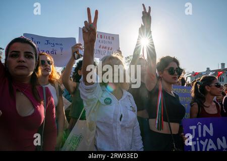 Kadikoy, Istanbul, Türkei. September 2023. Die Menschen nehmen an der Kundgebung in Istanbul am Jahrestag des Todes von Mahsa Amini Teil. Mahsa Amini wurde am 13. September 2022 von der Moralpolizei verhaftet, die die Umsetzung der Verhüllungsregeln überwachte, mit der Begründung, dass ihr Schleier nicht den Regeln entsprach. Mahsa Amini fiel ins Koma und starb während der Haft in Teheran am 16 Â. SeptemberÂ 2022. (Bild: © Tolga Uluturk/ZUMA Press Wire) NUR REDAKTIONELLE VERWENDUNG! Nicht für kommerzielle ZWECKE! Stockfoto