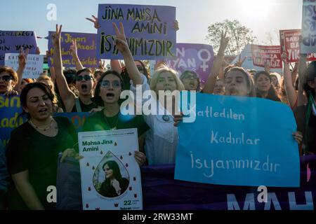 Kadikoy, Istanbul, Türkei. September 2023. Frauen brüllen Parolen auf der Kundgebung in Istanbul zum Jahrestag des Todes von Mahsa Amini. Mahsa Amini wurde am 13. September 2022 von der Moralpolizei verhaftet, die die Umsetzung der Verhüllungsregeln überwachte, mit der Begründung, dass ihr Schleier nicht den Regeln entsprach. Mahsa Amini geriet in ein Koma und starb am 16. September 2022 in Teheran, Iran. (Bild: © Tolga Uluturk/ZUMA Press Wire) NUR REDAKTIONELLE VERWENDUNG! Nicht für kommerzielle ZWECKE! Stockfoto