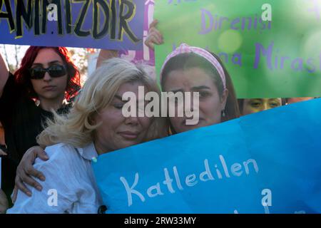 Kadikoy, Istanbul, Türkei. September 2023. Frauen reagieren auf die Kundgebung in Istanbul zum Todestag von Mahsa Amini. Mahsa Amini wurde am 13. September 2022 von der Moralpolizei verhaftet, die die Umsetzung der Verhüllungsregeln überwachte, mit der Begründung, dass ihr Schleier nicht den Regeln entsprach. Mahsa Amini geriet in ein Koma und starb am 16. September 2022 in Teheran, Iran. (Bild: © Tolga Uluturk/ZUMA Press Wire) NUR REDAKTIONELLE VERWENDUNG! Nicht für kommerzielle ZWECKE! Stockfoto