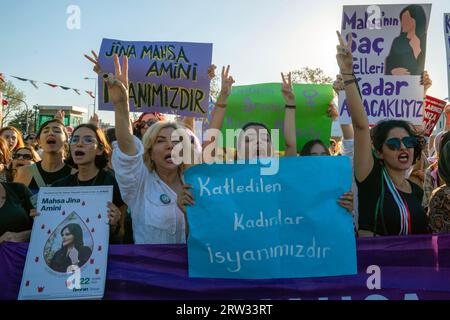 Kadikoy, Istanbul, Türkei. September 2023. Frauen brüllen Parolen auf der Kundgebung in Istanbul zum Jahrestag des Todes von Mahsa Amini. Mahsa Amini wurde am 13. September 2022 von der Moralpolizei verhaftet, die die Umsetzung der Verhüllungsregeln überwachte, mit der Begründung, dass ihr Schleier nicht den Regeln entsprach. Mahsa Amini geriet in ein Koma und starb am 16. September 2022 in Teheran, Iran. (Bild: © Tolga Uluturk/ZUMA Press Wire) NUR REDAKTIONELLE VERWENDUNG! Nicht für kommerzielle ZWECKE! Stockfoto