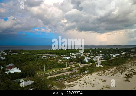 Luftaufnahme des tropischen Sturms, der sich über eine reiche Nachbarschaft mit teuren Ferienhäusern in Boca Grande nähert, kleine Stadt auf Gasparilla Island in Stockfoto