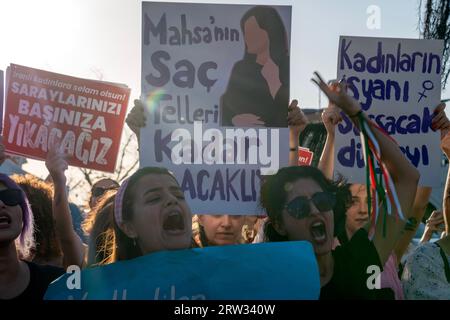 Kadikoy, Istanbul, Türkei. September 2023. Frauen brüllen Parolen auf der Kundgebung in Istanbul zum Jahrestag des Todes von Mahsa Amini. Mahsa Amini wurde am 13. September 2022 von der Moralpolizei verhaftet, die die Umsetzung der Verhüllungsregeln überwachte, mit der Begründung, dass ihr Schleier nicht den Regeln entsprach. Mahsa Amini geriet in ein Koma und starb am 16. September 2022 in Teheran, Iran. (Bild: © Tolga Uluturk/ZUMA Press Wire) NUR REDAKTIONELLE VERWENDUNG! Nicht für kommerzielle ZWECKE! Stockfoto