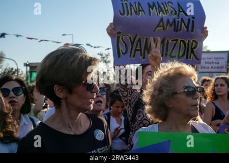 Kadikoy, Istanbul, Türkei. September 2023. Die Menschen nehmen an der Kundgebung in Istanbul am Jahrestag des Todes von Mahsa Amini Teil. Mahsa Amini wurde am 13. September 2022 von der Moralpolizei verhaftet, die die Umsetzung der Verhüllungsregeln überwachte, mit der Begründung, dass ihr Schleier nicht den Regeln entsprach. Mahsa Amini fiel ins Koma und starb während der Haft in Teheran am 16 Â. SeptemberÂ 2022. (Bild: © Tolga Uluturk/ZUMA Press Wire) NUR REDAKTIONELLE VERWENDUNG! Nicht für kommerzielle ZWECKE! Stockfoto