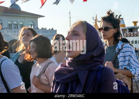 Kadikoy, Istanbul, Türkei. September 2023. Eine Frau schreit Parolen auf einer Kundgebung in Istanbul, die am Jahrestag des Todes von Mahsa Amini stattfindet. Mahsa Amini wurde am 13. September 2022 von der Moralpolizei verhaftet, die die Umsetzung der Verhüllungsregeln überwachte, mit der Begründung, dass ihr Schleier nicht den Regeln entsprach. Mahsa Amini geriet in ein Koma und starb am 16. September 2022 in Teheran, Iran. (Bild: © Tolga Uluturk/ZUMA Press Wire) NUR REDAKTIONELLE VERWENDUNG! Nicht für kommerzielle ZWECKE! Stockfoto