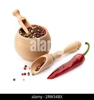 Mischen Sie trockenen Pfeffer und Chili isoliert auf weißem Hintergrund Stockfoto