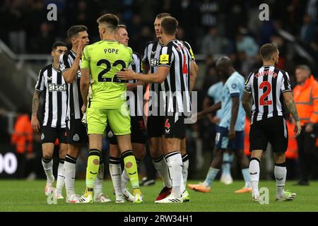 Newcastle, Großbritannien. September 2023. Newcastle-Spieler feiern den Sieg beim Premier League-Spiel zwischen Newcastle United und Brentford in St. James's Park, Newcastle am Samstag, den 16. September 2023. (Foto: Robert Smith | MI News) Credit: MI News & Sport /Alamy Live News Stockfoto