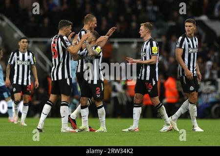 Newcastle, Großbritannien. September 2023. Newcastle-Spieler feiern den Sieg beim Premier League-Spiel zwischen Newcastle United und Brentford in St. James's Park, Newcastle am Samstag, den 16. September 2023. (Foto: Robert Smith | MI News) Credit: MI News & Sport /Alamy Live News Stockfoto