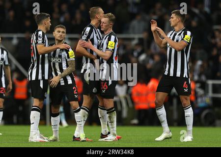 Newcastle, Großbritannien. September 2023. Newcastle-Spieler feiern den Sieg beim Premier League-Spiel zwischen Newcastle United und Brentford in St. James's Park, Newcastle am Samstag, den 16. September 2023. (Foto: Robert Smith | MI News) Credit: MI News & Sport /Alamy Live News Stockfoto