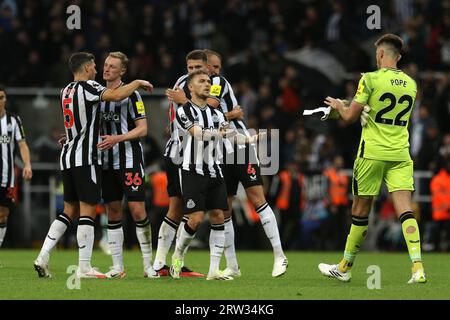 Newcastle, Großbritannien. September 2023. Newcastle-Spieler feiern den Sieg beim Premier League-Spiel zwischen Newcastle United und Brentford in St. James's Park, Newcastle am Samstag, den 16. September 2023. (Foto: Robert Smith | MI News) Credit: MI News & Sport /Alamy Live News Stockfoto