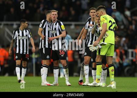 Newcastle, Großbritannien. September 2023. Newcastle-Spieler feiern den Sieg beim Premier League-Spiel zwischen Newcastle United und Brentford in St. James's Park, Newcastle am Samstag, den 16. September 2023. (Foto: Robert Smith | MI News) Credit: MI News & Sport /Alamy Live News Stockfoto