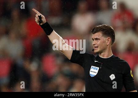 EINDHOVEN - Schiedsrichter Joey Kooij während des niederländischen Eredivisie-Spiels zwischen PSV Eindhoven und NEC Nijmegen im Phillips-Stadion am 16. September 2023 in Eindhoven, Niederlande. ANP BART STOUTJESDIJK Stockfoto