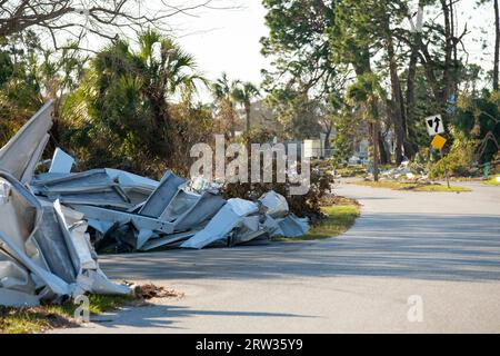 Müllhaufen auf der Straßenseite von stark beschädigten Häusern nach dem Hurrikan in Florida Wohnmobilgebiet. Folgen von Naturkatastrophen Stockfoto