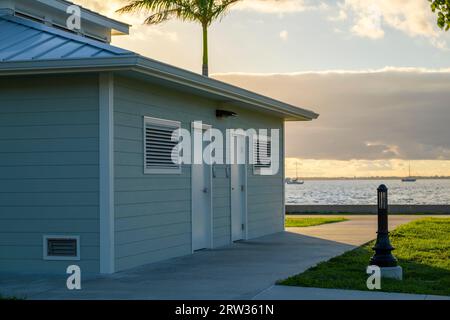 Öffentliche Toiletten am Harborwalk im Gilchrist Park in Punta Gorda, Florida Stockfoto