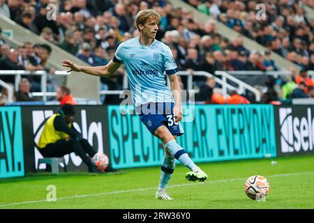 Newcastle, Großbritannien. September 2023. 16. September 2023; St James' Park, Newcastle, England; Premier League Football, Newcastle United gegen Brentford; Mads Roerslev von Brentford Credit: Action Plus Sports Images/Alamy Live News Stockfoto