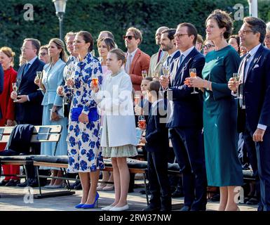 Stockholm, Schweden. September 2023. Kronprinzessin Victoria, Prinz Daniel, Prinzessin Estelle und Prinz Oscar, Prinz Carl Philip, Prinzessin Madeleine von Schweden und Christopher ONeill am 16. September 2023 in Stockholm, um an einem Jubiläumskonzert auf Norrbro teilzunehmen, das von der Stadt Stockholm anlässlich des 50. Jubiläums von König Carl Gustaf veranstaltet wurde. Albert Nieboer/Netherlands OUT/Point de Vue OUT/dpa/Alamy Live News Stockfoto