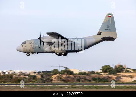 Die kuwaitische Luftwaffe Lockheed Martin KC-130J Hercules (L-382G) (REG: KAF327) kommt aus Bengasi, Libyen. Stockfoto