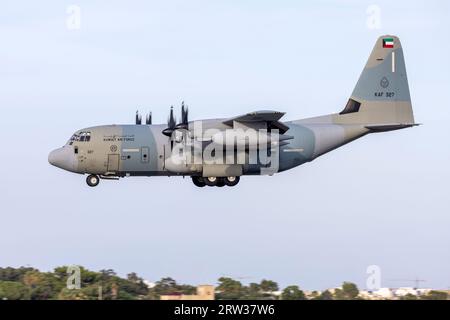 Die kuwaitische Luftwaffe Lockheed Martin KC-130J Hercules (L-382G) (REG: KAF327) kommt aus Bengasi, Libyen. Stockfoto