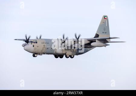 Die kuwaitische Luftwaffe Lockheed Martin KC-130J Hercules (L-382G) (REG: KAF327) kommt aus Bengasi, Libyen. Stockfoto