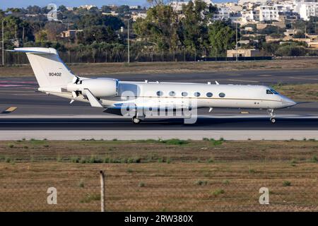 US Air Force Gulfstream Aerospace C-37A Gulfstream V (G-V) (REG: 99-0402) Landung in den frühen Morgenstunden. Stockfoto