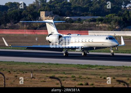 US Air Force Gulfstream Aerospace C-37A Gulfstream V (G-V) (REG: 99-0402) Landung in den frühen Morgenstunden. Stockfoto