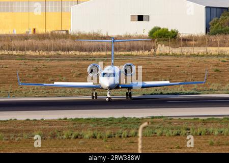 Gulfstream Aerospace G-IV-X Gulfstream G450 (REG: N455FX) schaltet die Start- und Landebahn ein. Stockfoto