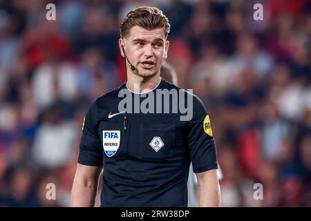 Eindhoven, Niederlande. September 2023. EINDHOVEN, NIEDERLANDE - 16. SEPTEMBER: Schiedsrichter Joey Kooij reagiert während des niederländischen Eredivisie-Spiels zwischen PSV und NEC im Philips Stadion am 16. September 2023 in Eindhoven, Niederlande. (Foto: Boer van den Boom/Orange Pictures) Credit: Orange Pics BV/Alamy Live News Stockfoto
