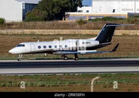 Gulfstream Aerospace G-IV-X Gulfstream G450 (REG: N455FX) schaltet die Start- und Landebahn ein. Stockfoto