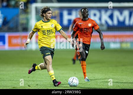 SITTARD - (l-r) Alen Halilovic von Fortuna Sittard, Garang Kuol vom FC Volendam während des niederländischen Premier-League-Spiels zwischen Fortuna Sittard und FC Volendam im Fortuna Sittard Stadion am 16. September 2023 in Sittard, Niederlande. ANP MARCEL VAN HOORN Stockfoto