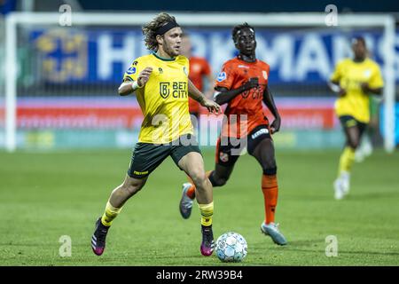 SITTARD - (l-r) Alen Halilovic von Fortuna Sittard, Garang Kuol vom FC Volendam während des niederländischen Premier-League-Spiels zwischen Fortuna Sittard und FC Volendam im Fortuna Sittard Stadion am 16. September 2023 in Sittard, Niederlande. ANP MARCEL VAN HOORN Stockfoto